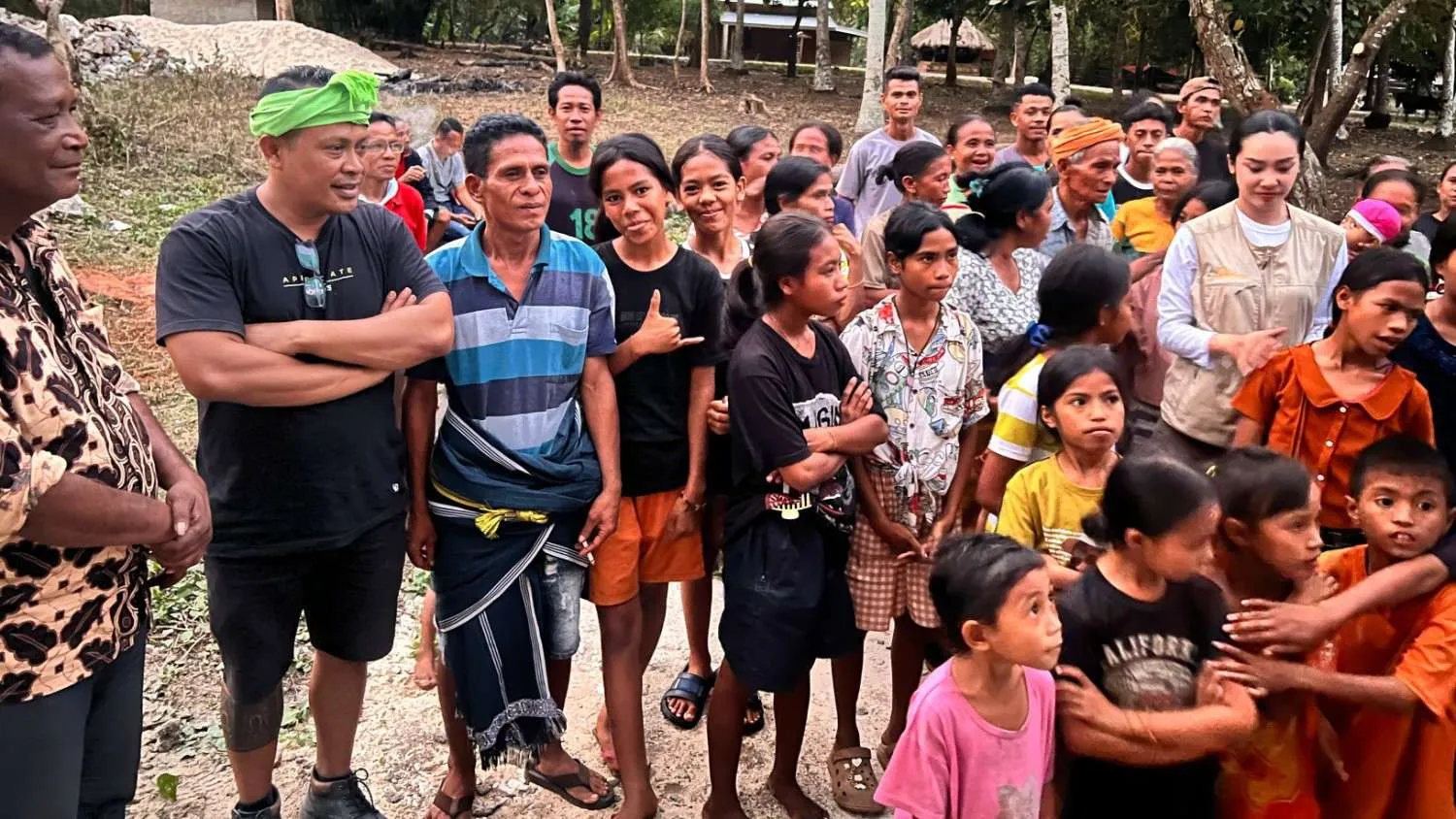 Ketua DPD Partai Perindo SBD, Wakil Ketua II DPRD SBD, Yusuf Bora, dan Ketua Fraksi Perindo DPRD SBD, Stefanus Rangga Bola, mendampingin Miss Indonesia 2025, Audrey Bianca Callista, saat berkunjung ke Kampung Lete Palolo (Johan Sogara/Lintas Sumba)