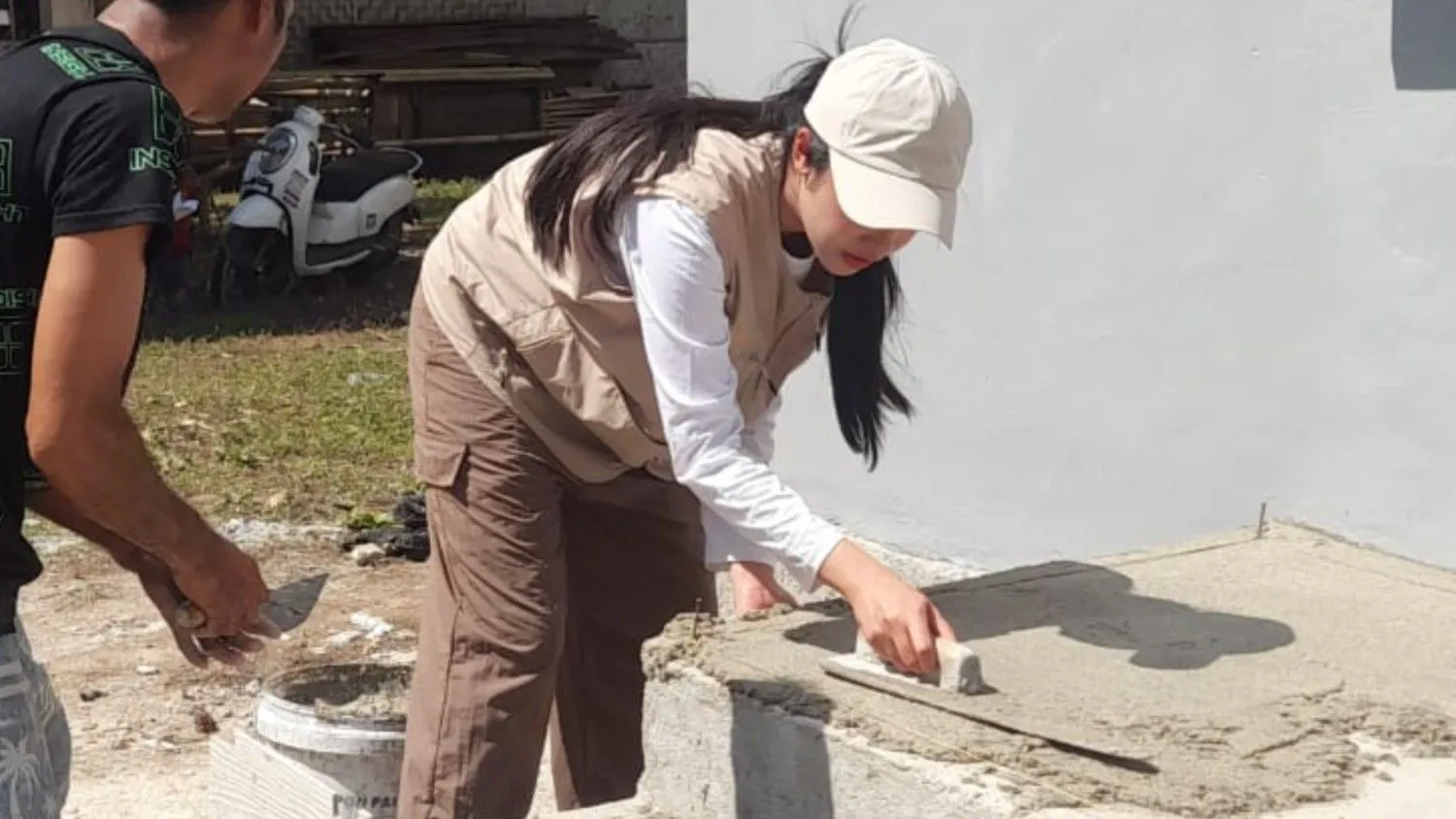 Miss Indonesia 2025, Audrey Bianca Callista, ikut terlibat dalam pembangunan Rumah Belajar (Johan Sogara/Lintas Sumba)