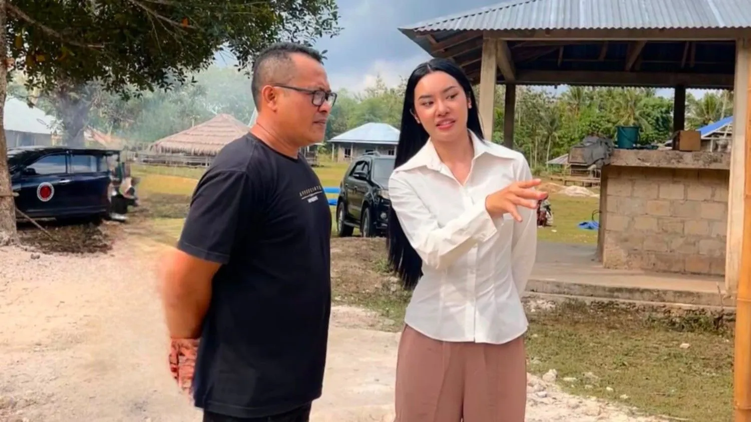 Ketua DPD Perindo SBD, Wakil Ketua II DPRD SBD, Yusuf Bora, mendampingi Miss Indonesia 2025, Audrey Bianca Callista, meninjau pembangunan Rumah Belajar (Johan Sogara/Lintas Sumba)