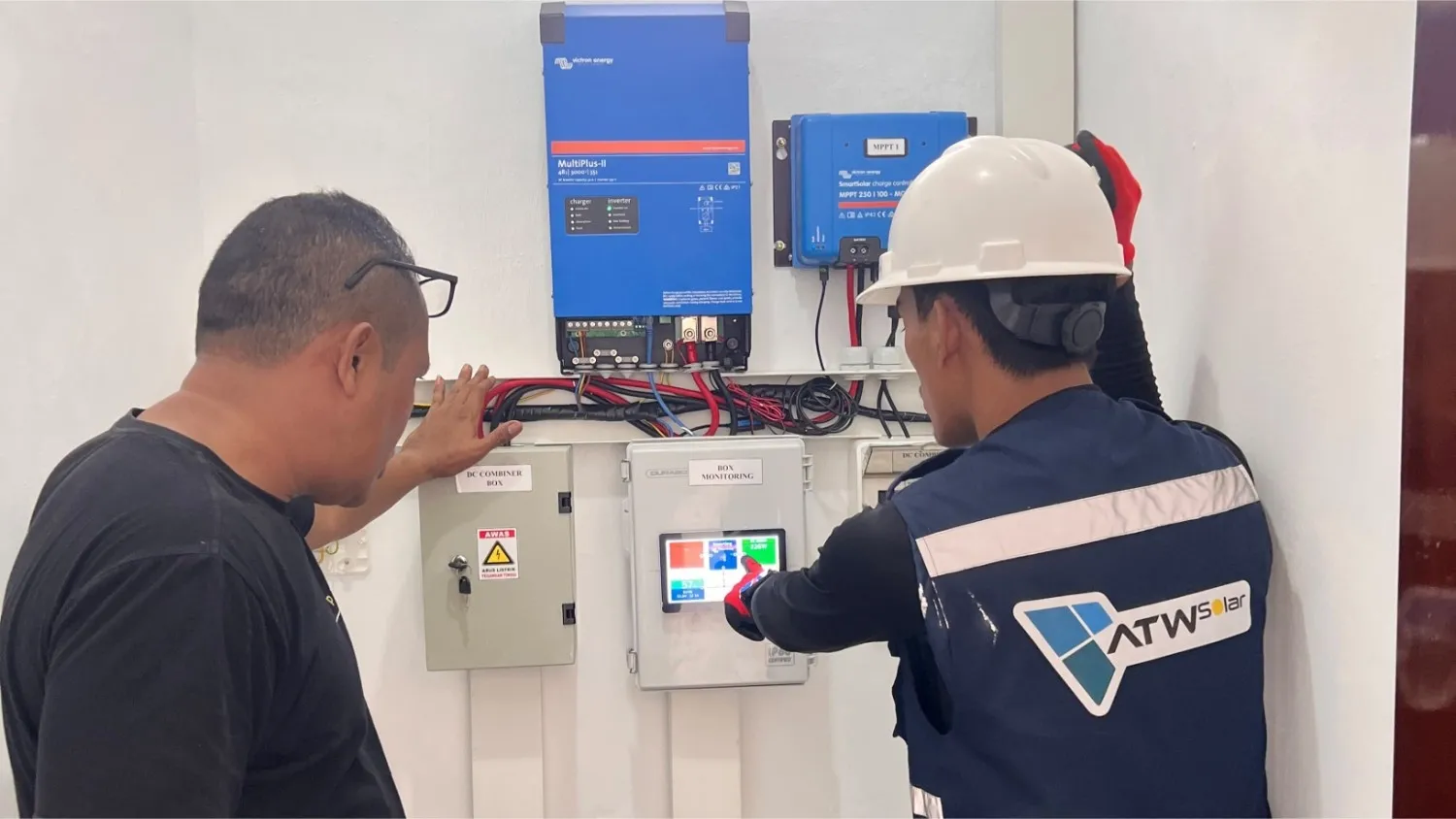 Ketua DPD Partai Perindo SBD, Wakil Ketua II DPRD SBD, Yusuf Bora, meninjau pemasangan PLTS dengan inverter berkapasitas 2.400 watt yang terhubung ke 38 rumah warga Kampung Lete Palolo (Johan Sogara/Lintas Sumba)