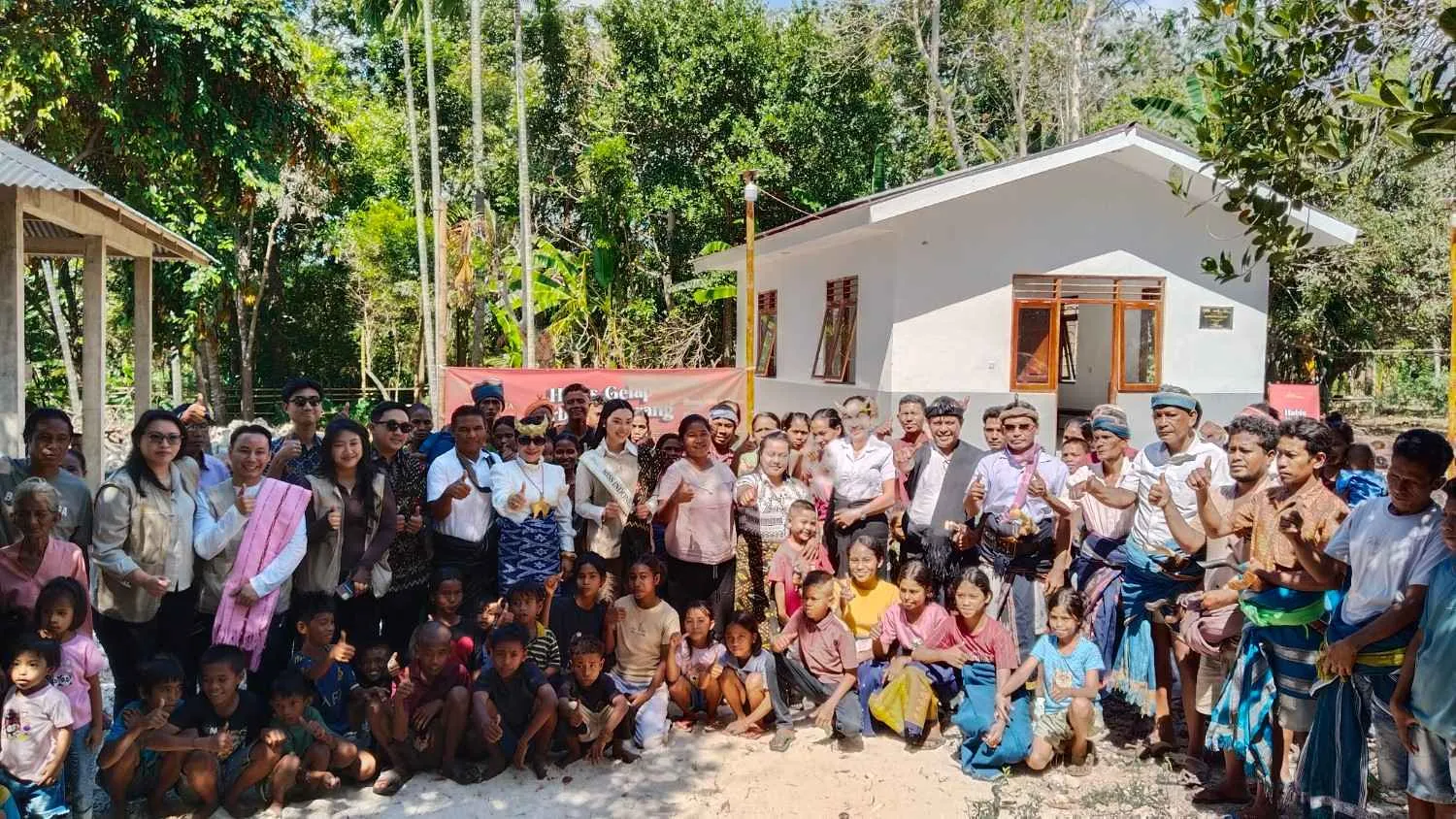 Foto bersama Bupati Sumba Barat Daya (SBD), Ratu Ngadu Bonu Wulla, Miss Indonesia 2025, Audrey Bianca Callista, Sponsor dan MNC Peduli, DPD Perindo SBD serta masyarakat Kampung Lete Palolo (Johan Sogara/Lintas Sumba)