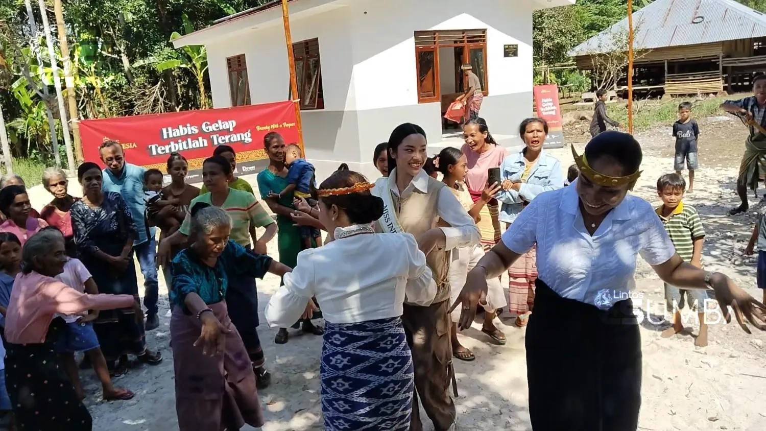 Bupati Sumba Barat Daya (SBD), Ratu Ngadu Bonu Wulla, dan Miss Indonesia 2025, Audrey Bianca Callista, menari tarian Kodi bersama masyarakat Kampung Lete Palolo (Johan Sogara/Lintas Sumba)