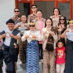 Miss Indonesia 2025, Audrey Bianca Callista, foto bersama Bupati SBD, Ratu Ngadu Bonu Wulla, Ketua DPD Partai Perindo SBD sekaligus Wakil Ketua II DPRD SBD, Yusuf Bora, Ketua Fraksi Perindo DPRD SBD, Stefanus Rangga Bola, anggota DPRD Perindo SBD, sponsor, tim Miss Indonesia, dan tokoh masyarakat setempat (Johan Sogara/Lintas Sumba)