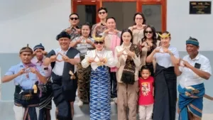 Miss Indonesia 2025, Audrey Bianca Callista, foto bersama Bupati SBD, Ratu Ngadu Bonu Wulla, Ketua DPD Partai Perindo SBD sekaligus Wakil Ketua II DPRD SBD, Yusuf Bora, Ketua Fraksi Perindo DPRD SBD, Stefanus Rangga Bola, anggota DPRD Perindo SBD, sponsor, tim Miss Indonesia, dan tokoh masyarakat setempat (Johan Sogara/Lintas Sumba)