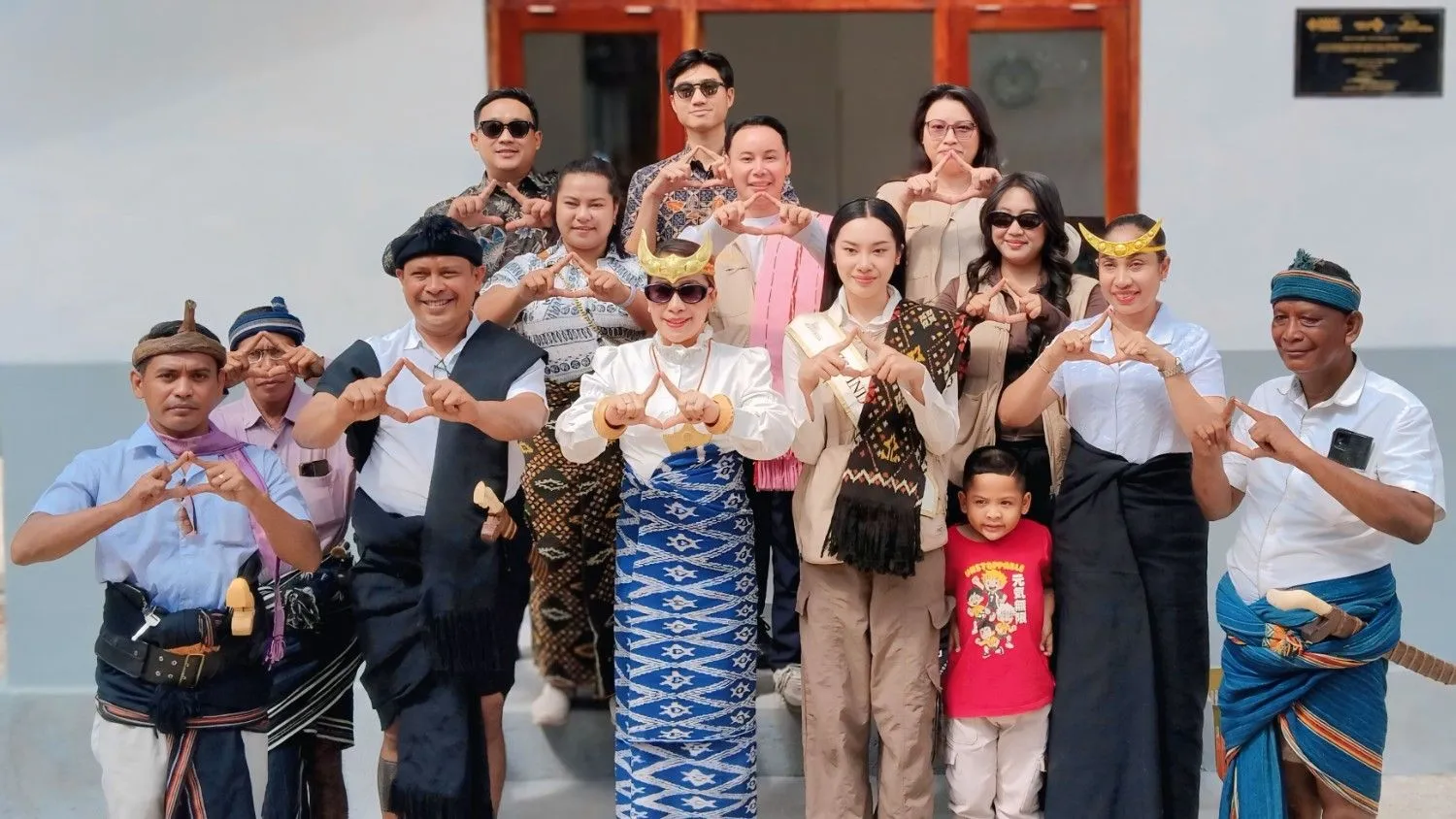 Miss Indonesia 2025, Audrey Bianca Callista, foto bersama Bupati SBD, Ratu Ngadu Bonu Wulla, Ketua DPD Partai Perindo SBD sekaligus Wakil Ketua II DPRD SBD, Yusuf Bora, Ketua Fraksi Perindo DPRD SBD, Stefanus Rangga Bola, anggota DPRD Perindo SBD, sponsor, tim Miss Indonesia, dan tokoh masyarakat setempat (Johan Sogara/Lintas Sumba)
