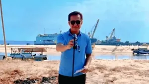 Wakil Bupati SBD, Dominikus Alphawan Rangga Kaka, saat memberi sambutan dalam kegiatan edukasi dan penanaman Mangrove di Muara Air Laut Weekelo (Johan Sogara/Lintas Sumba)