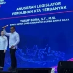 Wakil Ketua DPRD Sumba Barat Daya (SBD), Yusuf Bora, berhasil meraih penghargaan Anugerah Legislator Perolehan Kartu Tanda Anggota (KTA) Terbanyak dari Ketua Umum Partai Perindo (Johan Sogara/Lintas Sumba)