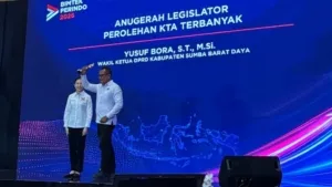 Wakil Ketua DPRD Sumba Barat Daya (SBD), Yusuf Bora, berhasil meraih penghargaan Anugerah Legislator Perolehan Kartu Tanda Anggota (KTA) Terbanyak dari Ketua Umum Partai Perindo (Johan Sogara/Lintas Sumba)