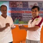 Kepala Desa Tana Manang, Umbu Meta Yiwa, bersama dosen Prodi Kesehatan Masyarakat FKM Undana, Marselinus Laga Nur (Johan Sogara/Lintas Sumba)