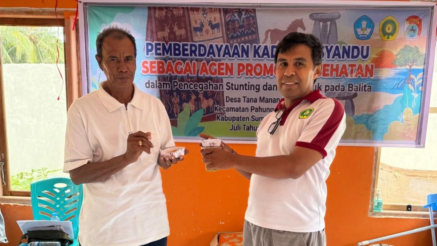 Kepala Desa Tana Manang, Umbu Meta Yiwa, bersama dosen Prodi Kesehatan Masyarakat FKM Undana, Marselinus Laga Nur (Johan Sogara/Lintas Sumba)