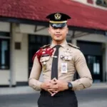 Aji Bayu Ramadhan, putra buruh bangunan asal Soe, Kabupaten Timor Tengah Selatan (TTS), Nusa Tenggara Timur (NTT), dinobatkan sebagai lulusan terbaik IPDN Angkatan XXXIII Tahun 2026 dengan IPK 3,84 predikat cum laude (Lintas Sumba)