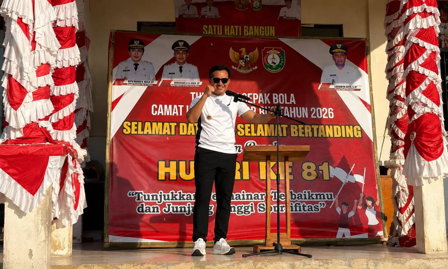 Wakil Bupati Sumba Barat Daya, Dominikus Alpawan Rangga Kaka saat beri sambutan dalam open turnamen Camat Kodi Balaghar Cup 2026 (Johan Sogara/Lintas Sumba)