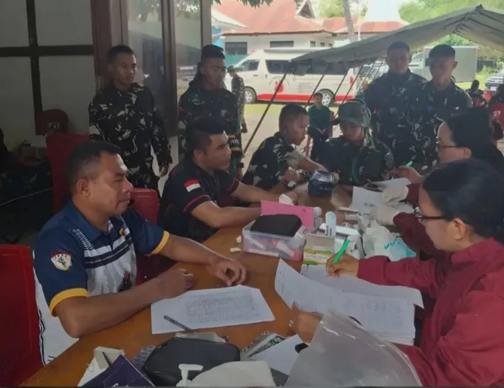 Polsek Umalulu Ikut Karya Bakti dan Donor Darah di HUT ke-1 Yonif TP 876/PLT