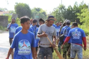Rayakan, HUT ke-25, Partai Demokrat, SBD, Bersihkan Sampah, Tanam Pohon