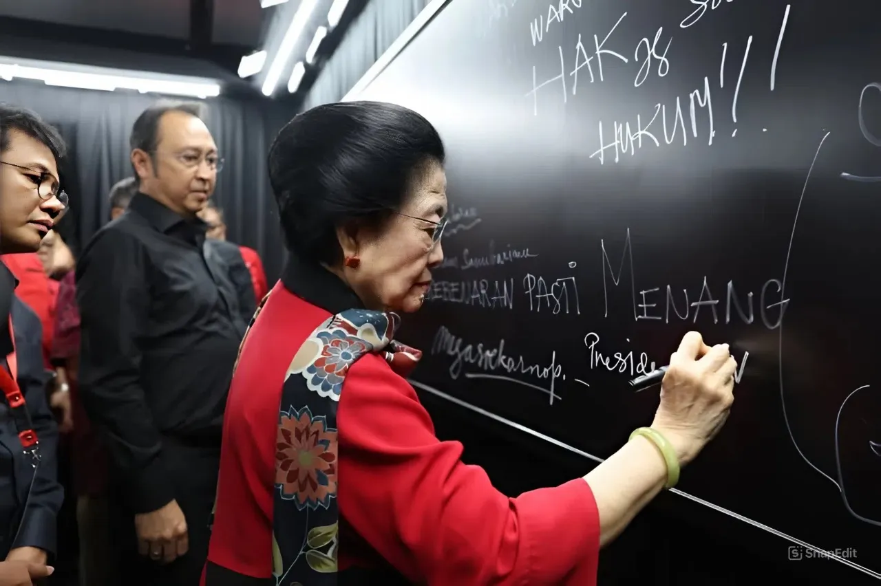 Presiden kelima Republik Indonesia, Megawati Soekarnoputri, menyampaikan pesan yang ditulisnya di salah satu sudut ruang pameran saat memperingati 30 tahun peristiwa Kudatuli (Facebook Moncong Putih)