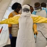 Petugas kesehatan menggunakan alat pelindung diri (APD) saat melakukan penanganan dan pencegahan penyebaran virus Ebola di Republik Demokratik (RD) Kongo (WHO/Reuters/Associated Press)