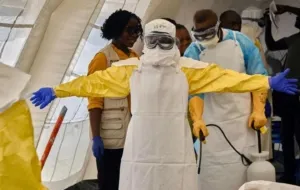 Petugas kesehatan menggunakan alat pelindung diri (APD) saat melakukan penanganan dan pencegahan penyebaran virus Ebola di Republik Demokratik (RD) Kongo (WHO/Reuters/Associated Press)