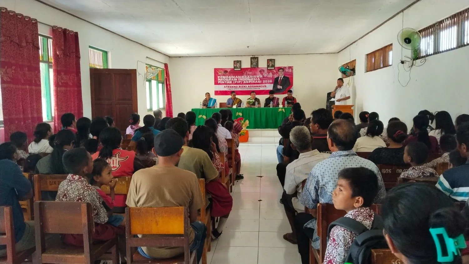 Pembagian beasiswa PIP Aspirasi Anggota DPR RI Komisi X dari Fraksi PDI Perjuangan, Stevano Rizki Adranacus di SDK Kererobo (Johan Sogara/Lintas Sumba)