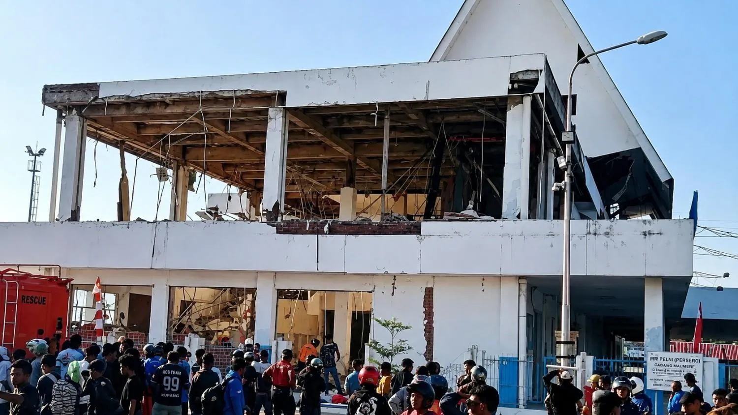 Kondisi terkini gedung Pelabuhan Lorens Say Maumere akibat gempa M7.0 (Lintas Sumba)