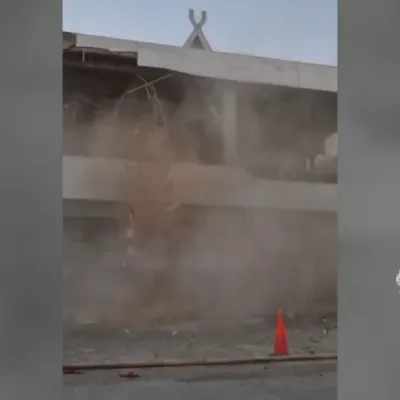 DETIK-DETIK Gedung Kantor Pelabuhan Lorens Say Ambruk Saat Gempa
