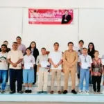 Penyerahan secara simbolis bantuan beasiswa PIP jalur aspirasi Anggota DPR RI Komisi X dari Fraksi PDI Perjuangan, Stevano Rizki Adranacus, dilakukan Ketua DPC PDI Perjuangan SBD, Dominikus Alphawan Rangga Kaka, di SMKS Pancasila Tambolaka (Johan Sogara/Lintas Sumba)