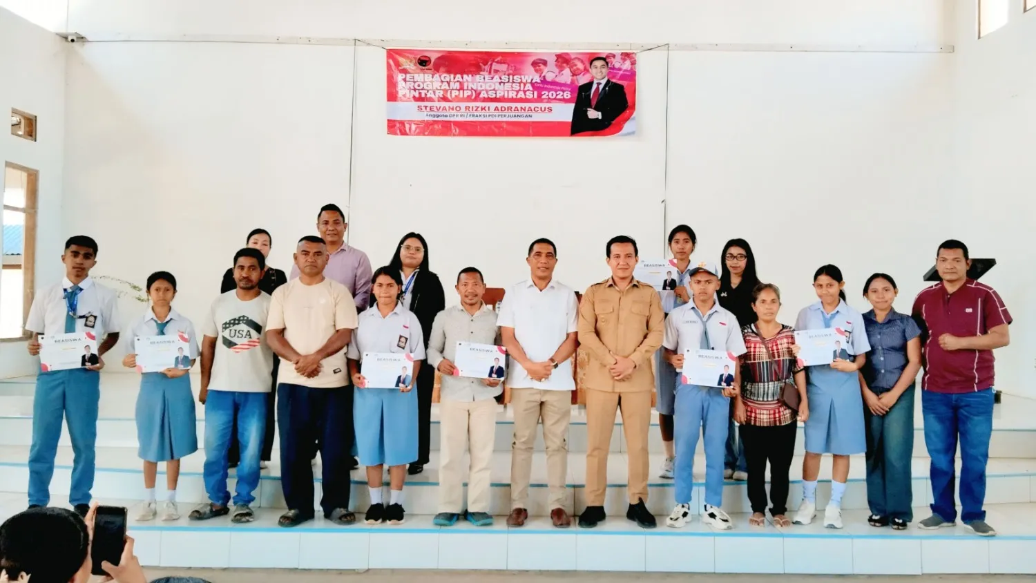 Penyerahan secara simbolis bantuan beasiswa PIP jalur aspirasi Anggota DPR RI Komisi X dari Fraksi PDI Perjuangan, Stevano Rizki Adranacus, dilakukan Ketua DPC PDI Perjuangan SBD, Dominikus Alphawan Rangga Kaka, di SMKS Pancasila Tambolaka (Johan Sogara/Lintas Sumba)