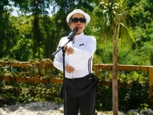 Bupati Sumba Barat Daya (SBD), Ratu Ngadu Bonnu Wulla, saat memberikan sambutan sebelum melepas peserta Karnaval Tingkat Kecamatan Wewewa Barat (Johan Sogara/Lintas Sumba)