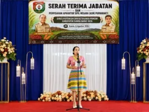 Bupati Sumba Barat Daya (SBD), Ratu Ngadu Bonu Wulla, saat memberikan sambutan dalam acara Sertijab Kepala Dinas Pertanian dan Ketahanan Pangan serta Pelepasan Purna Bakti ASN di Kantor Dinas Pertanian Kabupaten SBD (Johan Sogara/Lintas Sumba)