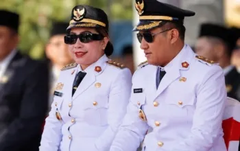 Bupati dan Wakil Bupati SBD, Ratu Ngadu Bonu Wulla dan Dominikus Alphawan Rangga Kaka, dalam momentum HUT ke-81 RI (Johan Sogara/Lintas Sumba)