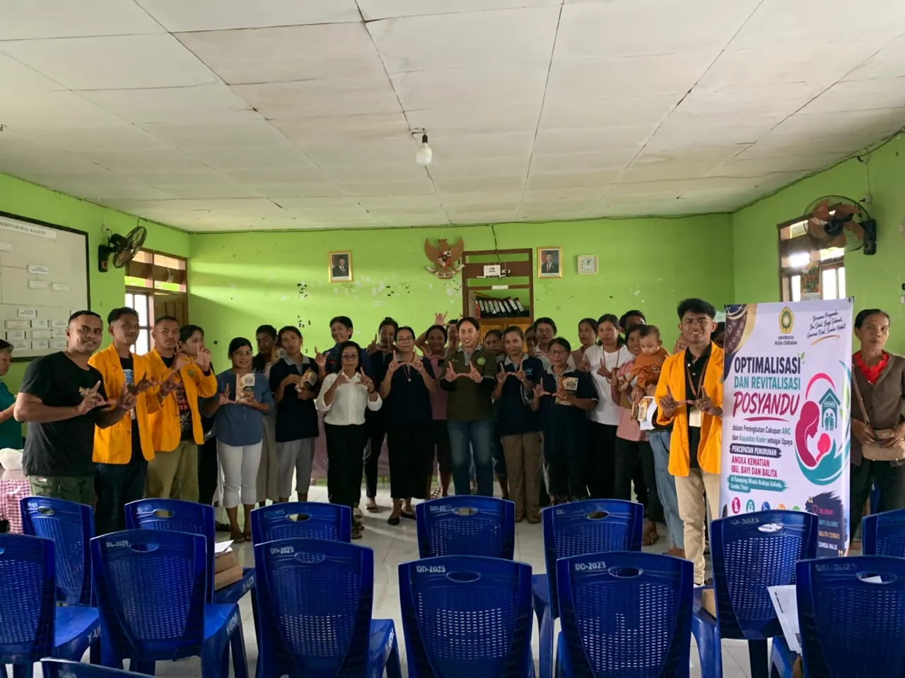 Foto bersama. Tim Pengabdian kepada Masyarakat (PkM) saat revitalisasi Posyandu Tandening di Desa Kaliuda, Kecamatan Pahunga Lodu, Kabupaten Sumba Timur (Johan Sogara/Lintas Sumba)