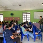 Anna Henny Talahatu, Tim Pengabdian kepada Masyarakat (PkM) saat revitalisasi Posyandu Tandening di Desa Kaliuda, Kecamatan Pahunga Lodu, Kabupaten Sumba Timur. Tentang Kesehatan Ibu dan Anak (Johan Sogara/Lintas Sumba)