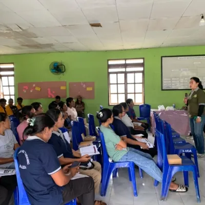 Anna Henny Talahatu, Tim Pengabdian kepada Masyarakat (PkM) saat revitalisasi Posyandu Tandening di Desa Kaliuda, Kecamatan Pahunga Lodu, Kabupaten Sumba Timur. Tentang Kesehatan Ibu dan Anak (Johan Sogara/Lintas Sumba)