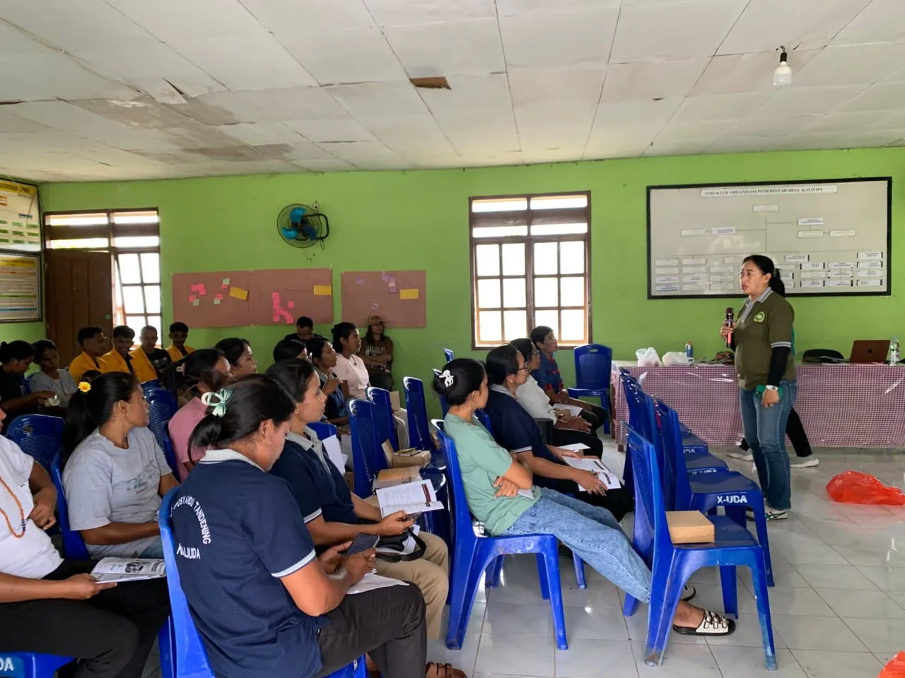 Anna Henny Talahatu, Tim Pengabdian kepada Masyarakat (PkM) saat revitalisasi Posyandu Tandening di Desa Kaliuda, Kecamatan Pahunga Lodu, Kabupaten Sumba Timur. Tentang Kesehatan Ibu dan Anak (Johan Sogara/Lintas Sumba)