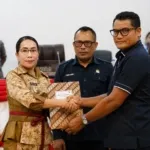 Pemerintah Kabupaten SBD dan DPRD menandatangani empat MoU terkait Perubahan KUA dan Perubahan PPAS tahun anggaran 2026 dan 2027. Kiri: Bupati SBD, Ratu Ngadu Bonu Wulla, Tengah: Wakil Ketua II DPRD SBD, Yusuf Bora, dan Kanan: Wakil Ketua I DPRD SBD, Thomas Tanggu Dendo (Kominfo Sumba Barat Daya)