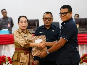 Pemerintah Kabupaten SBD dan DPRD menandatangani empat MoU terkait Perubahan KUA dan Perubahan PPAS tahun anggaran 2026 dan 2027. Kiri: Bupati SBD, Ratu Ngadu Bonu Wulla, Tengah: Wakil Ketua II DPRD SBD, Yusuf Bora, dan Kanan: Wakil Ketua I DPRD SBD, Thomas Tanggu Dendo (Kominfo Sumba Barat Daya)