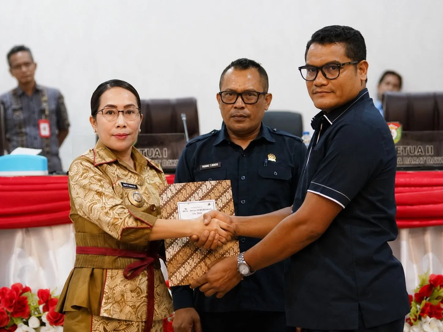 Pemerintah Kabupaten SBD dan DPRD menandatangani empat MoU terkait Perubahan KUA dan Perubahan PPAS tahun anggaran 2026 dan 2027. Kiri: Bupati SBD, Ratu Ngadu Bonu Wulla, Tengah: Wakil Ketua II DPRD SBD, Yusuf Bora, dan Kanan: Wakil Ketua I DPRD SBD, Thomas Tanggu Dendo (Kominfo Sumba Barat Daya)