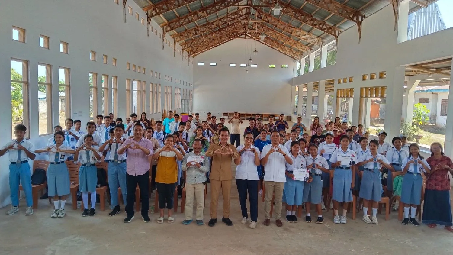 Para siswa penerima Beasiswa PIP jalur aspirasi Anggota DPR RI Komisi X dari Fraksi PDI Perjuangan, Stevano Rizki Adranacus, berasal dari sejumlah sekolah di Kecamatan Kota Tambolaka (Johan Sogara/Lintas Sumba)