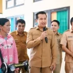 Wakil Bupati Sumba Barat Daya (SBD), Dominikus Alphawan Rangga Kaka, saat memberikan sambutan salam acara penyerahan bantuan peralatan vokasional kepada Pemerlu Pelayanan Kesejahteraan Sosial (PPKS) secara simbolis di Aula Kantor Dinas Sosial Kabupaten SBD (Kominfo Sumba Barat Daya)
