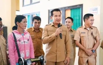 Wakil Bupati Sumba Barat Daya (SBD), Dominikus Alphawan Rangga Kaka, saat memberikan sambutan salam acara penyerahan bantuan peralatan vokasional kepada Pemerlu Pelayanan Kesejahteraan Sosial (PPKS) secara simbolis di Aula Kantor Dinas Sosial Kabupaten SBD (Kominfo Sumba Barat Daya)