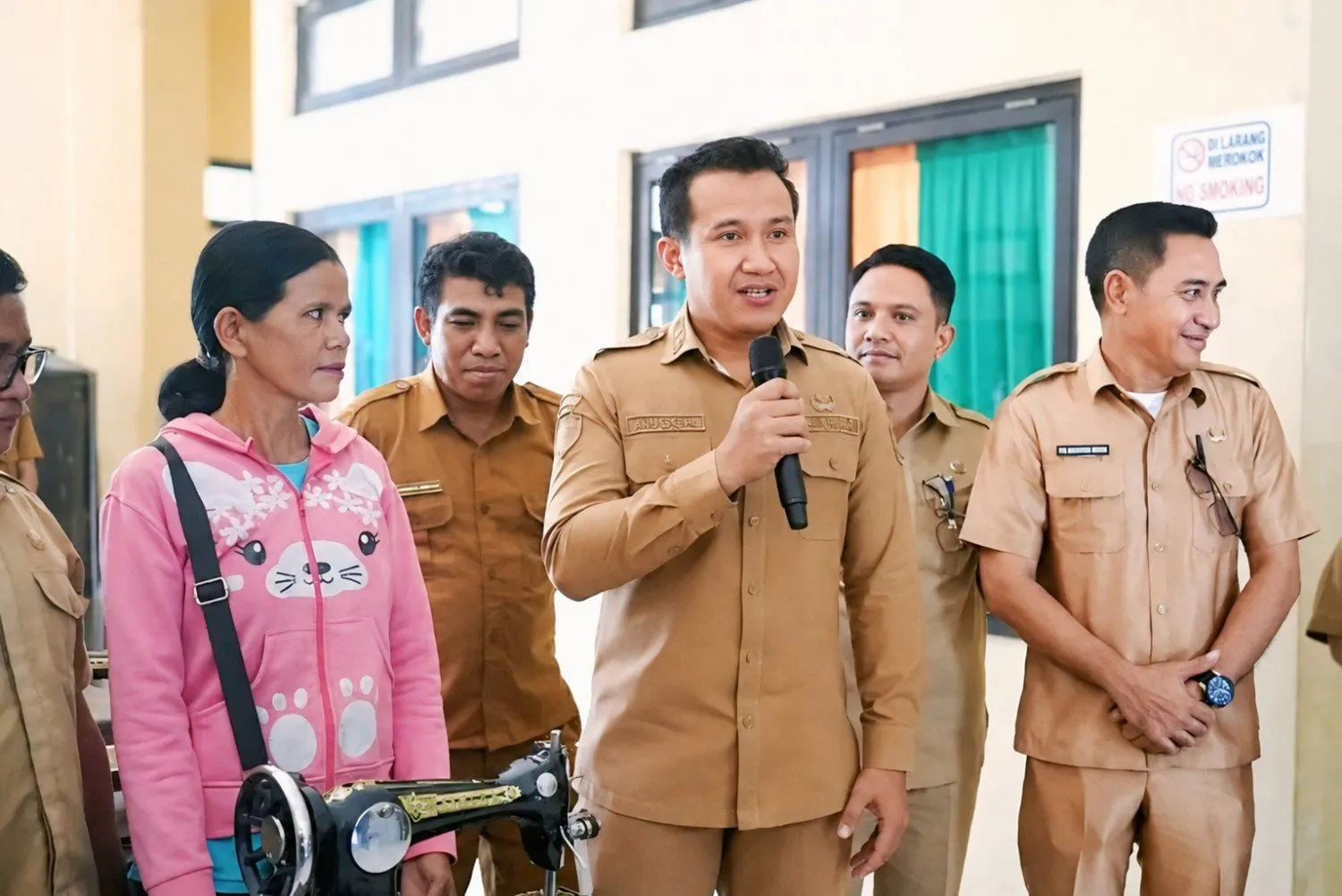Wakil Bupati Sumba Barat Daya (SBD), Dominikus Alphawan Rangga Kaka, saat memberikan sambutan salam acara penyerahan bantuan peralatan vokasional kepada Pemerlu Pelayanan Kesejahteraan Sosial (PPKS) secara simbolis di Aula Kantor Dinas Sosial Kabupaten SBD (Kominfo Sumba Barat Daya)