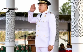 Wakil Bupati Sumba Barat Daya (SBD), Dominikus Alphawan Rangga Kaka, saat pimpin upacara penurunan Bendera Merah Putih (Johan Sogara/Lintas Sumba)