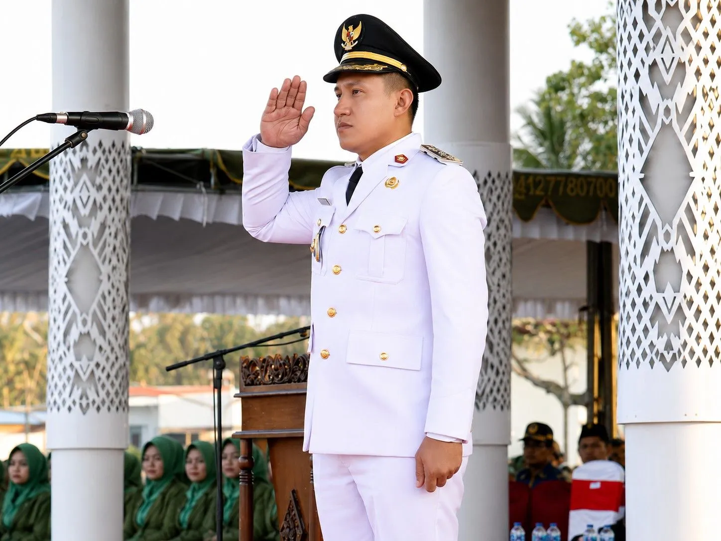 Wakil Bupati Sumba Barat Daya (SBD), Dominikus Alphawan Rangga Kaka, saat pimpin upacara penurunan Bendera Merah Putih (Johan Sogara/Lintas Sumba)