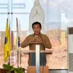 Wakil Bupati SBD, Dominikus Alphawan Rangga Kaka, saat memberikan sambutan dalam acara Penutupan dan Penarikan Mahasiswa Program KKN Tematik Gentaskin Tahun 2026 Universitas Katolik (Unika) Weetebula (Johan Sogara/Lintas Sumba)