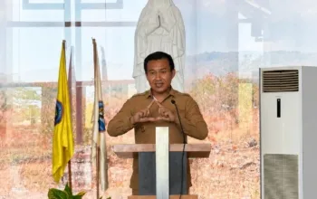 Wakil Bupati SBD, Dominikus Alphawan Rangga Kaka, saat memberikan sambutan dalam acara Penutupan dan Penarikan Mahasiswa Program KKN Tematik Gentaskin Tahun 2026 Universitas Katolik (Unika) Weetebula (Johan Sogara/Lintas Sumba)