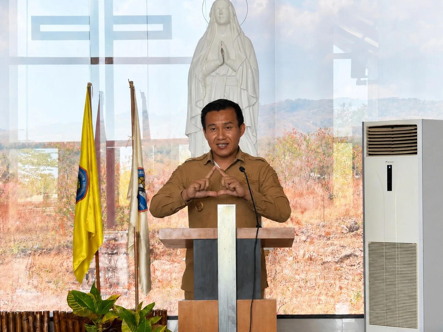 Wakil Bupati SBD, Dominikus Alphawan Rangga Kaka, saat memberikan sambutan dalam acara Penutupan dan Penarikan Mahasiswa Program KKN Tematik Gentaskin Tahun 2026 Universitas Katolik (Unika) Weetebula (Johan Sogara/Lintas Sumba)