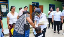 Bupati SBD, Ratu Ngadu Bonu Wulla, saat menyerahkan bantuan ternak bebek kepada masyarakat Desa Waimangura (Kominfo Sumba Barat Daya)