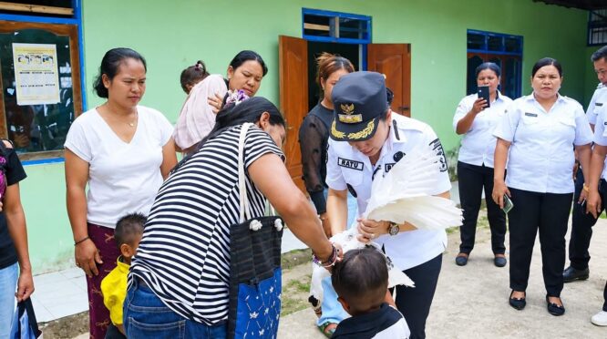 Bupati SBD, Ratu Ngadu Bonu Wulla, saat menyerahkan bantuan ternak bebek kepada masyarakat Desa Waimangura (Kominfo Sumba Barat Daya)