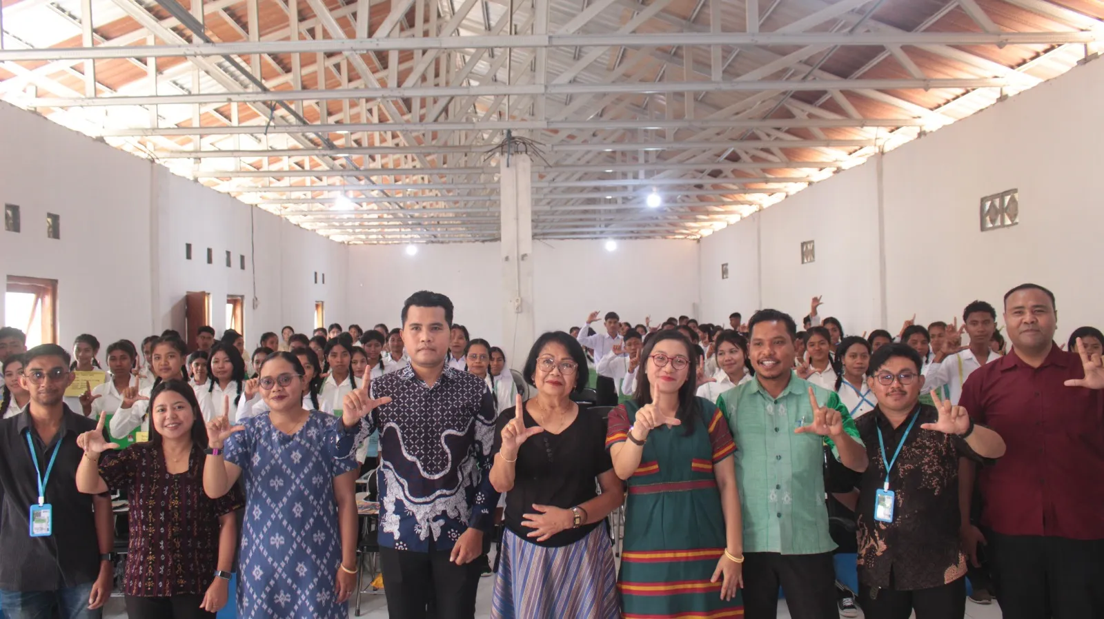 Jajaran pimpinan, dosen, staf dan mahasiswa Poltekkes Bakti Sumba berfoto bersama usai pembukaan PPKMB Tahun Akademik 2026/2027 (Johan Sogara/Lintas Sumba)