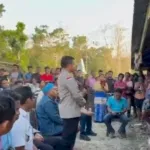 Kapolres Sumba Barat, AKBP Yohanis Nisa Pewali, bersama sejumlah pejabat utama Polda NTT mendatangi rumah duka keluarga korban penembakan (Humas Polres Sumba Barat)