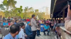 Kapolres Sumba Barat, AKBP Yohanis Nisa Pewali, bersama sejumlah pejabat utama Polda NTT mendatangi rumah duka keluarga korban penembakan (Humas Polres Sumba Barat)